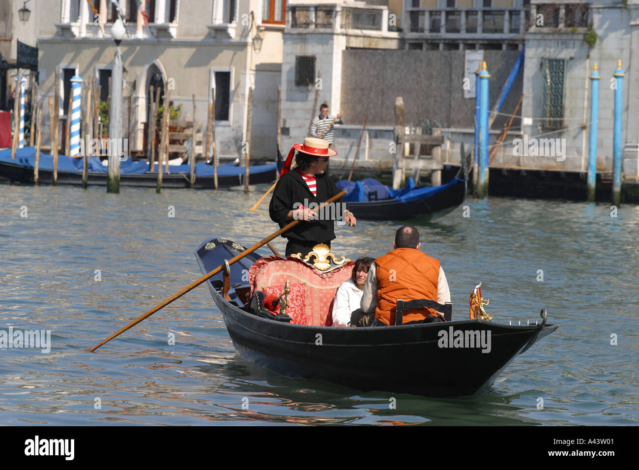 Couple on gondola venice hi-res stock photography and images - Alamy