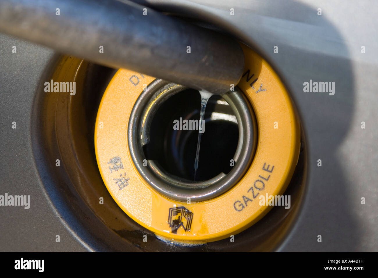 Filling tank with diesel fuel from garage pump. Close up tank, nozzle and  dribbling diesel. Land Rover Freelander car Stock Photo - Alamy