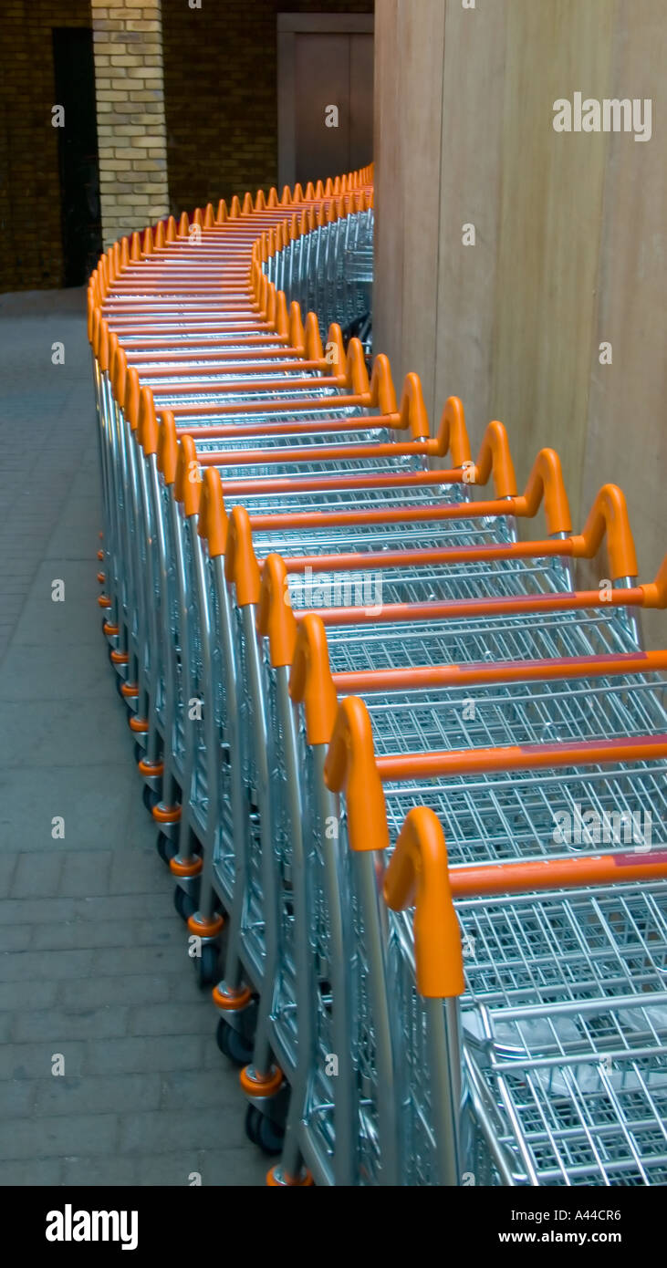 europe uk england supermarket trolley row Stock Photo Alamy