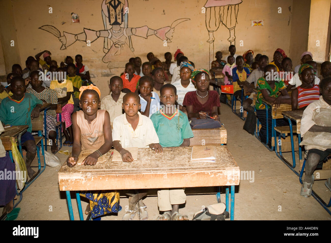 Crowded classroom africa hi-res stock photography and images - Alamy