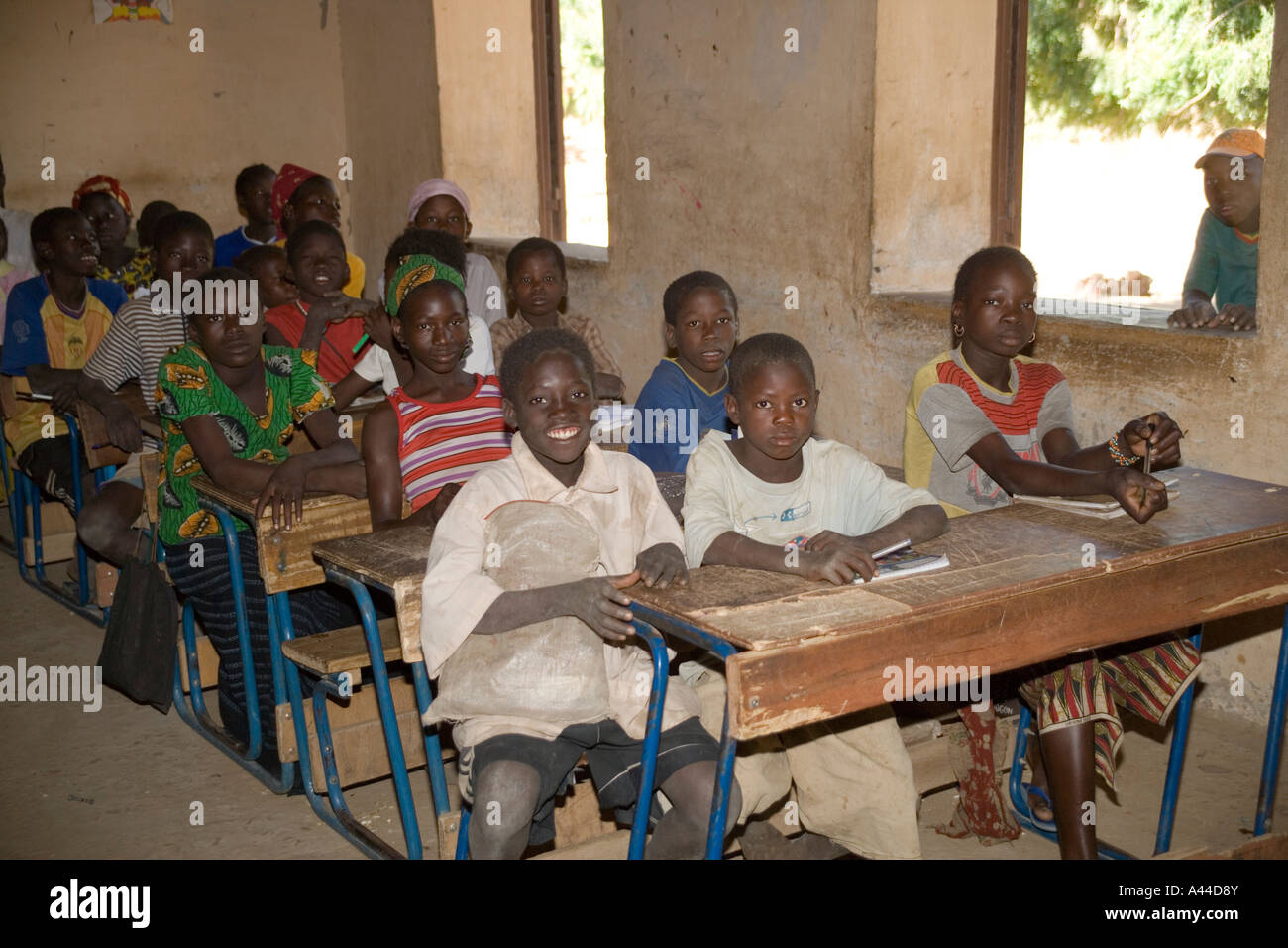 Crowded classroom africa hi-res stock photography and images - Alamy
