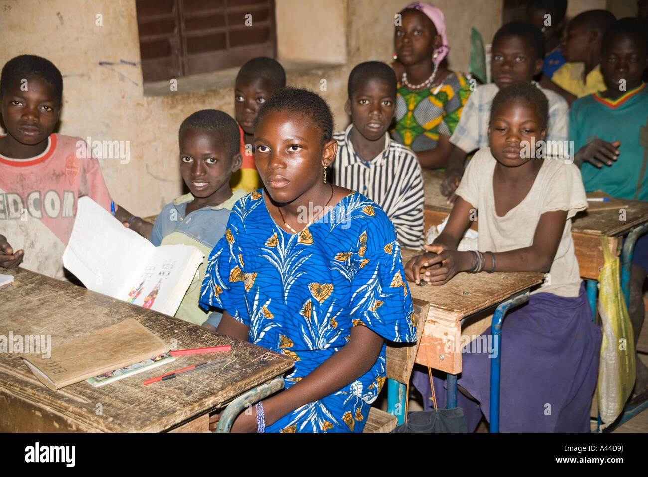 Crowded classroom africa hi-res stock photography and images - Alamy