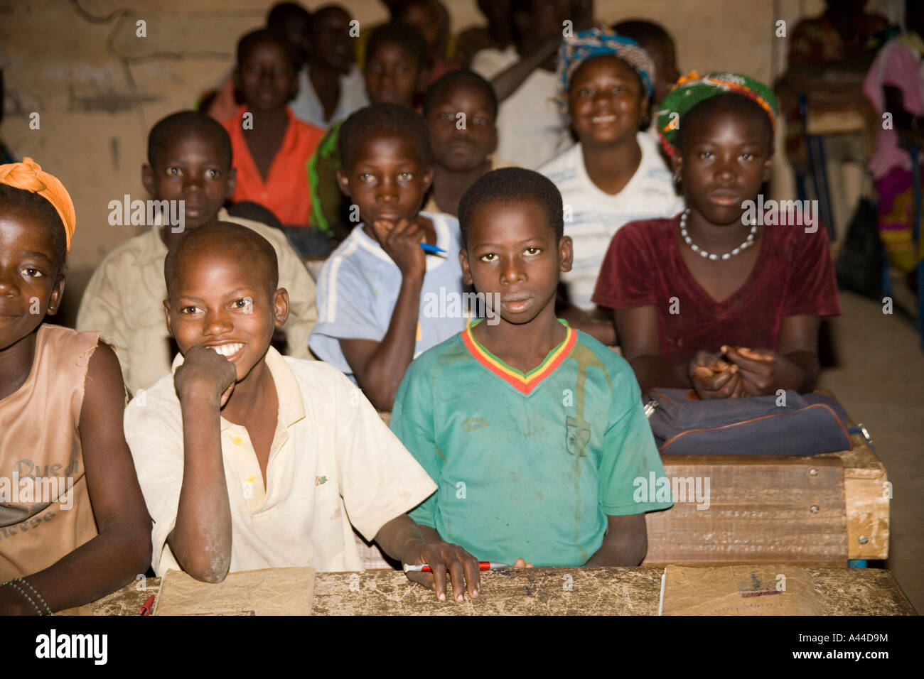 Crowded classroom africa hi-res stock photography and images - Alamy