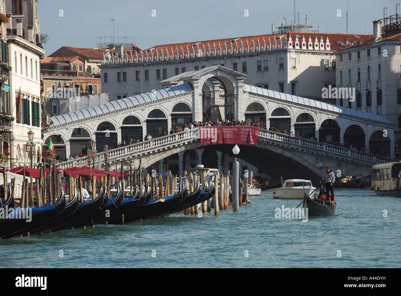 The Rialto bridge on the Grand canal in Venice Stock Photo - Alamy
