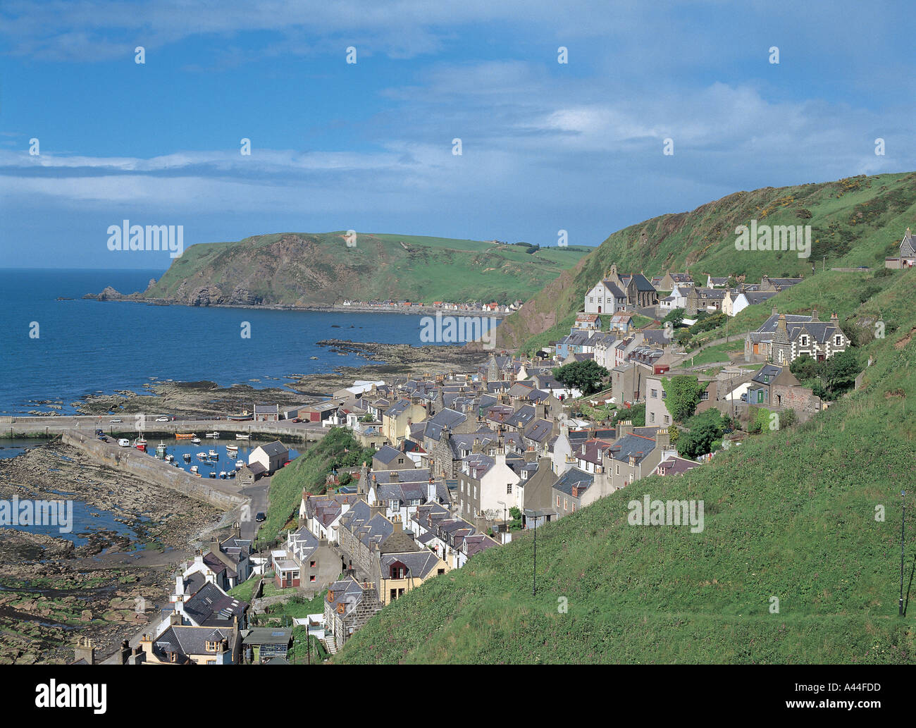 dh GARDENSTOWN ABERDEENSHIRE Fishing village houses and harbour Stock