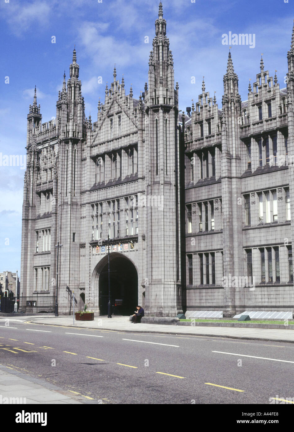 dh MARISCHAL COLLEGE ABERDEEN Frontage of college buildings council building granite scotland architectur Stock Photo