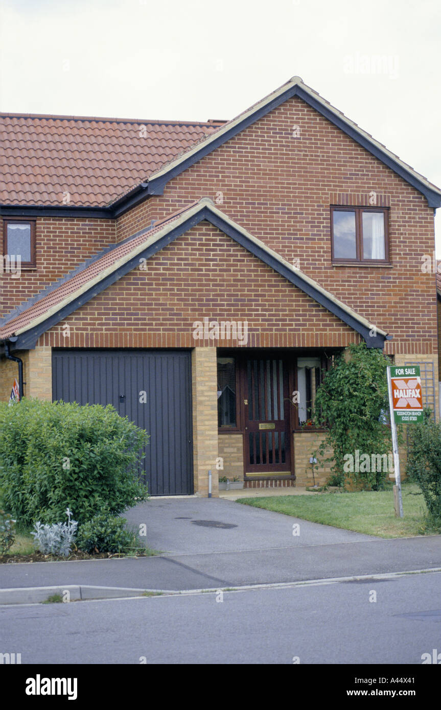 house for sale toddington bedfordshire 1993 Stock Photo Alamy