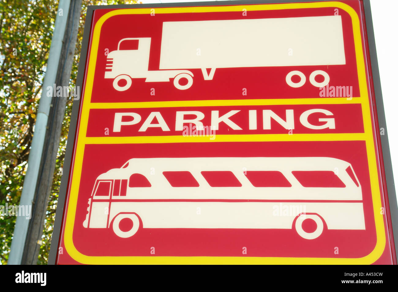AJD53559, MD, Maryland, bus, truck, parking Stock Photo Alamy
