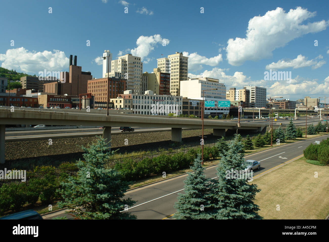 AJD57426, Duluth, MN, Minnesota, Lake Superior, downtown, skyline, expressway Stock Photo Alamy