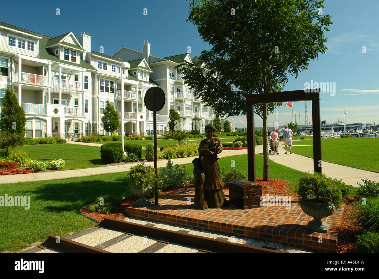 Mid rise condominium building hires stock photography and images Alamy