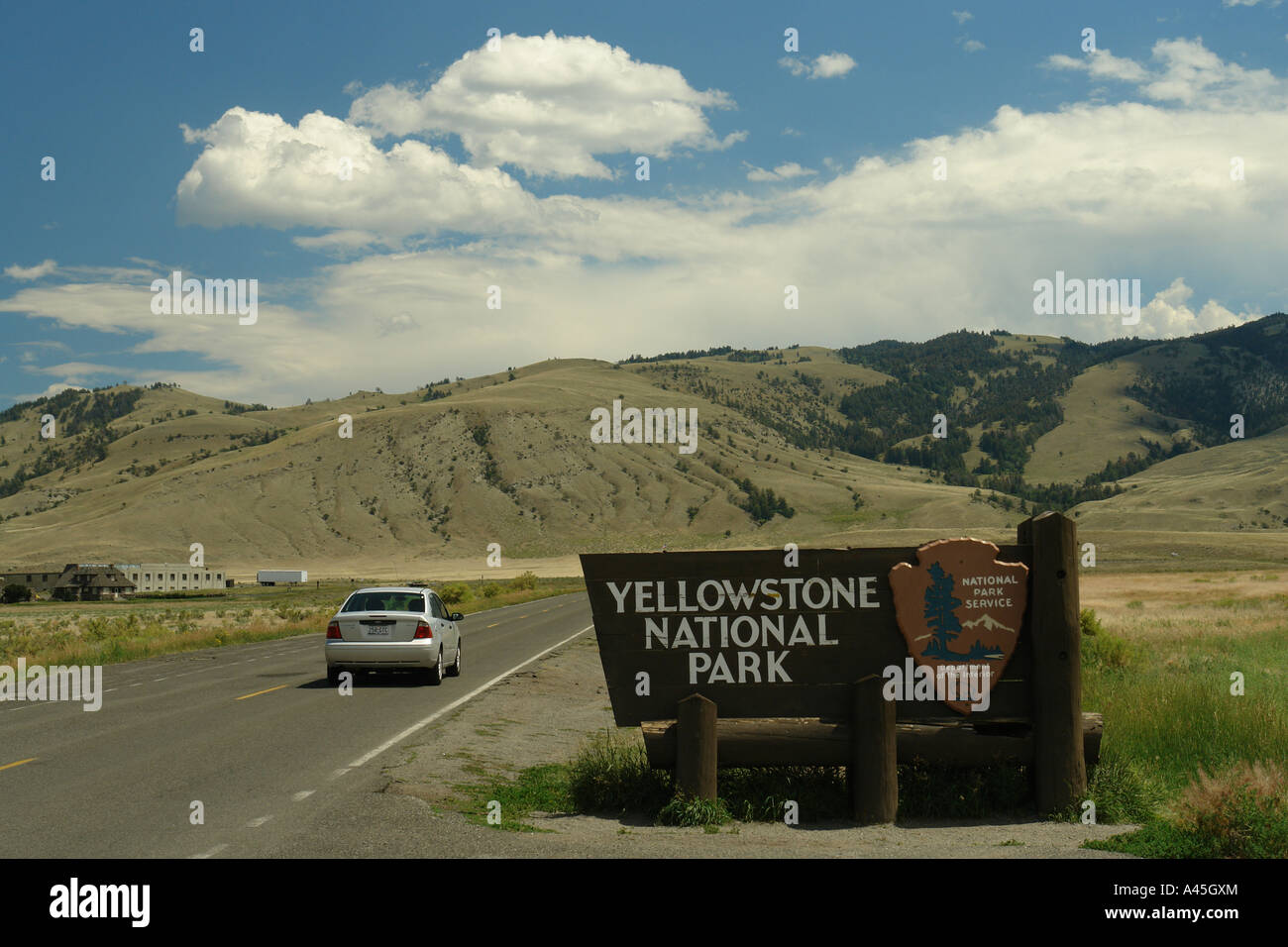 AJD57097, Gardiner, MT, Montana, Yellowstone National Park, Entrance sign Stock Photo Alamy