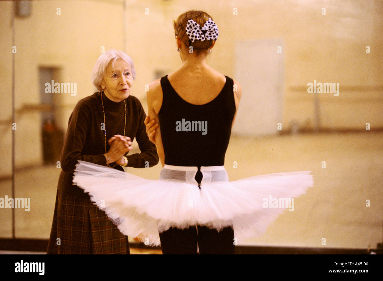 bolshoi theatre moscow galina ulanova 85 former prima ballerina teaching yana kazantseva a bolshoi hopeful 1995 Stock Photo