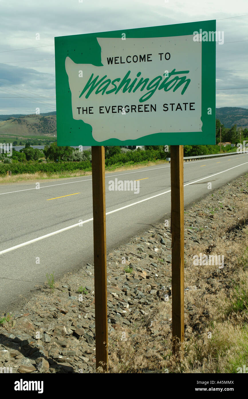 AJD55817, Oroville, WA, Washington, Welcome to Washington State The Evergreen State road sign Stock Photo