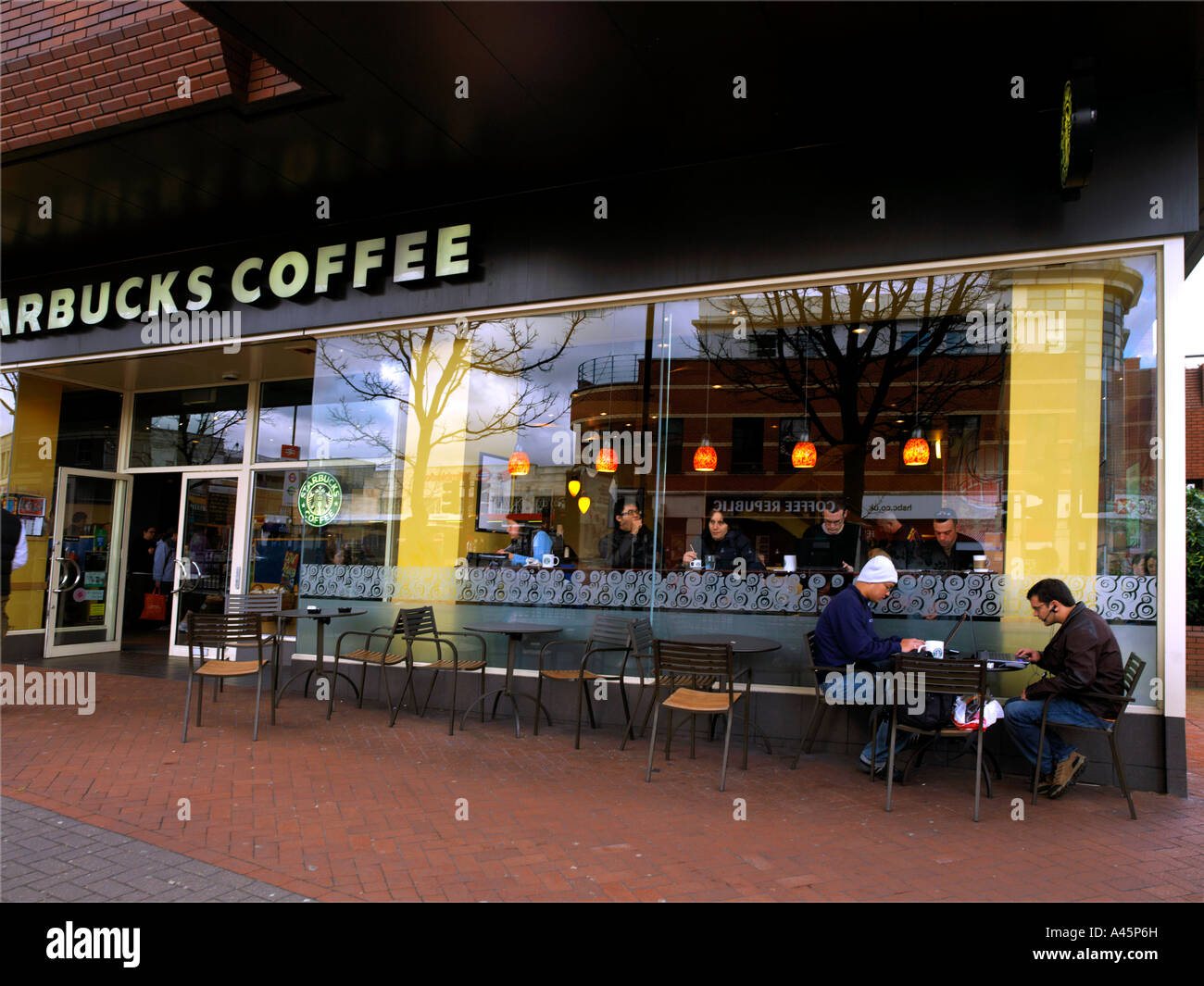Starbucks Coffee Shop Wimbledon London England Stock Photo Alamy