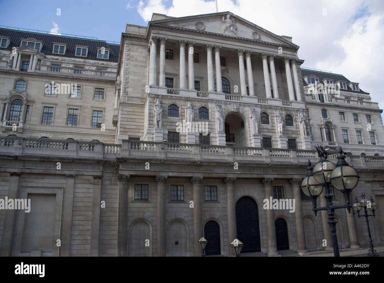 Exterior of the bank of england hi-res stock photography and images - Alamy