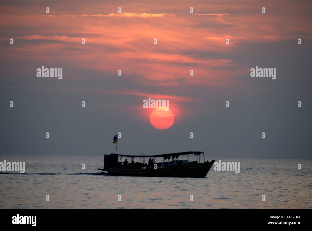 Beach boat sunset hi-res stock photography and images - Alamy