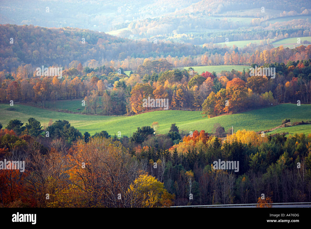 Rolling hills landscape hi-res stock photography and images - Alamy