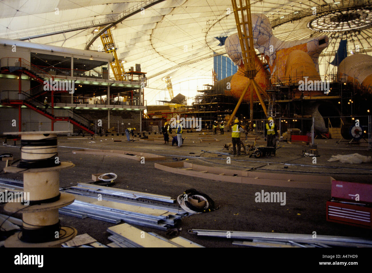working scene inside the millennium dome during construction london 11 1999 1999 Stock Photo