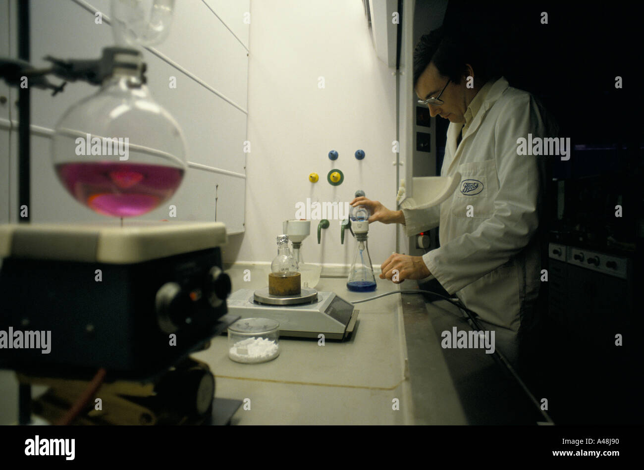 Laboratory experiment hi-res stock photography and images - Alamy