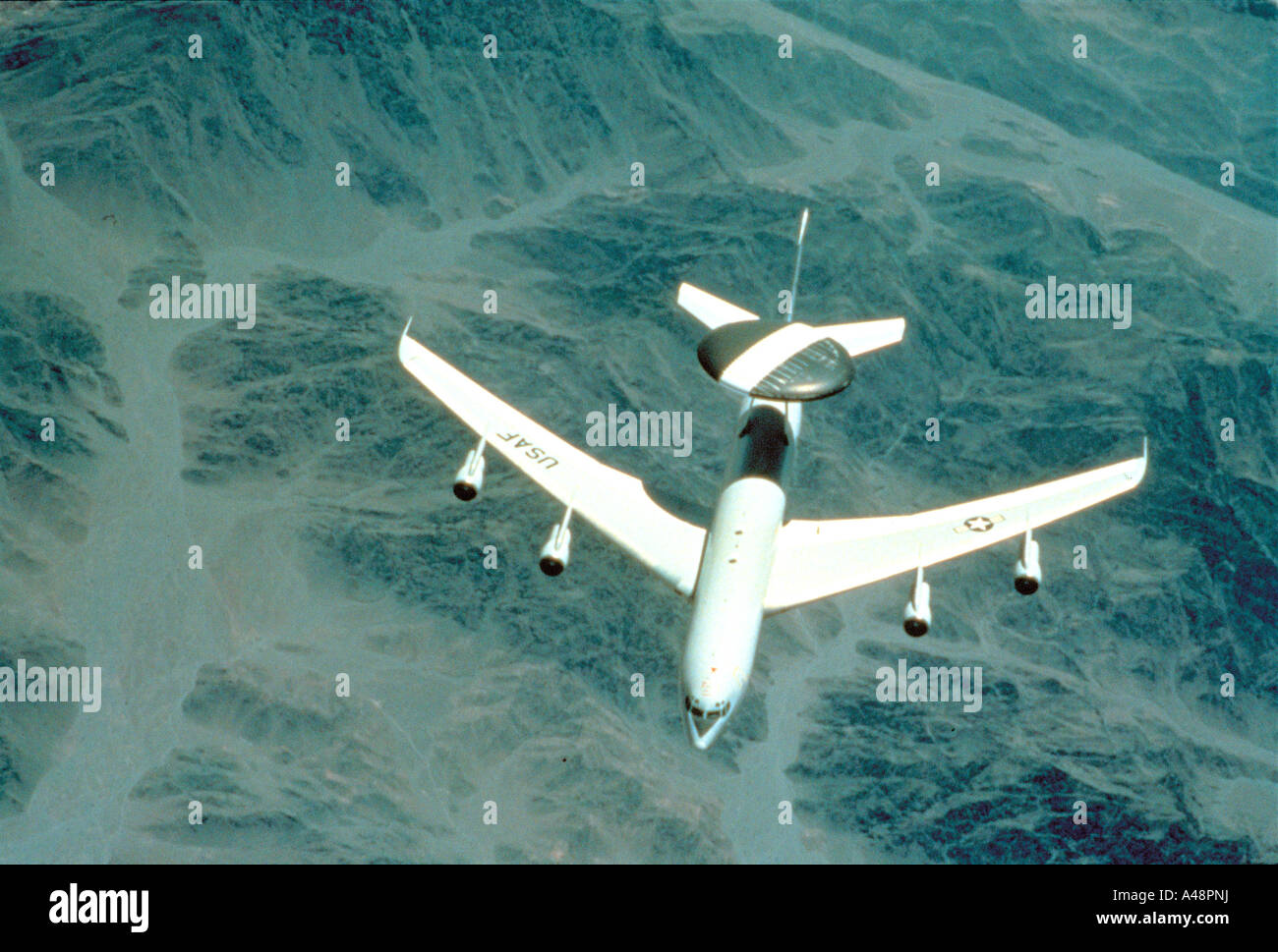Airplane flying high mid air hi-res stock photography and images - Alamy