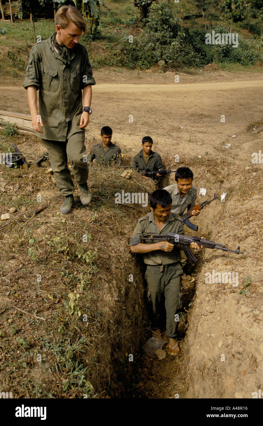 burma karen rebels new recruits being trained by a young australian volunteer 1992 Stock Photo
