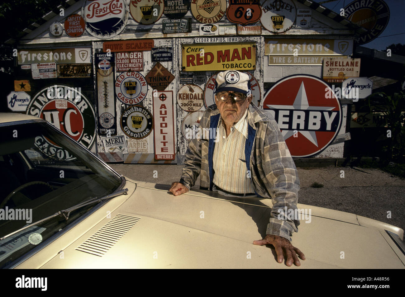 lincoln highway.george preston owner of the last original gas station on the lincoln highway 1992 Stock Photo