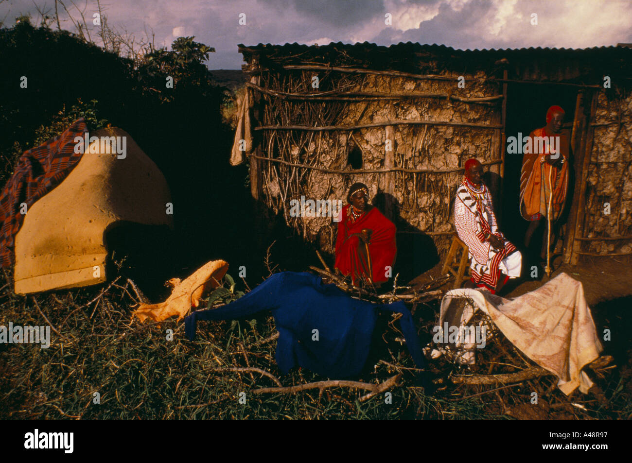 masai family outside their hut ngong hills nairobi kenya 1989 Stock Photo