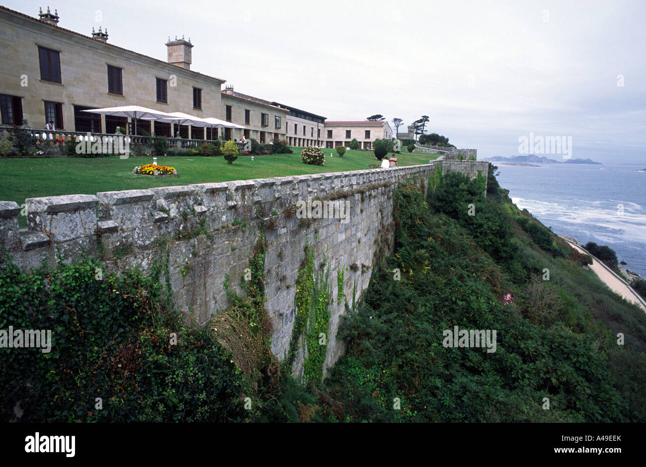 Parador Conde de Gondomar within the medieval walls of the old fort