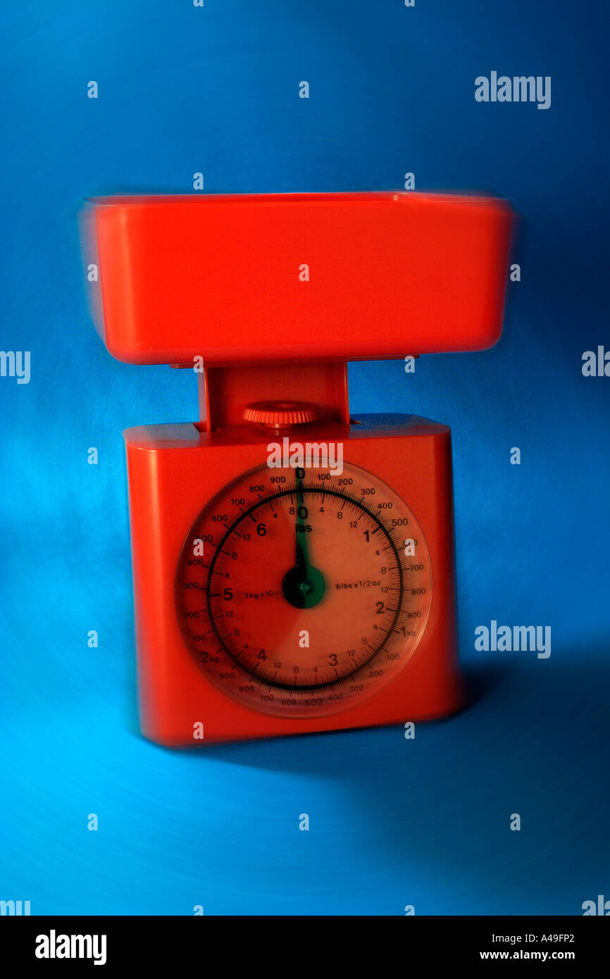 https://c8.alamy.com/comp/A49FP2/red-kitchen-scales-on-blue-background-A49FP2.jpg
