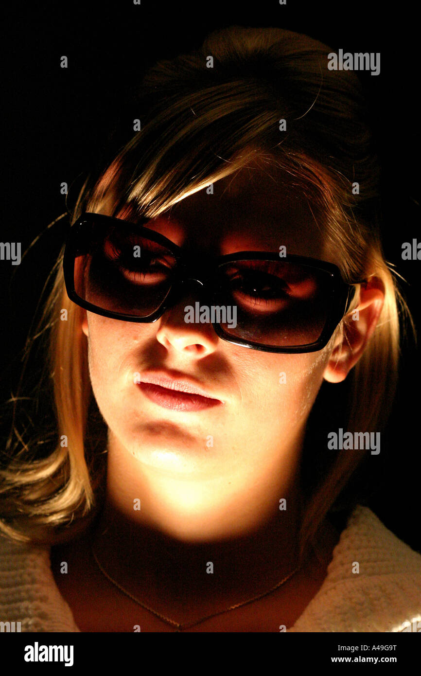 Portait of a young woman wearing sunglasses Stock Photo - Alamy