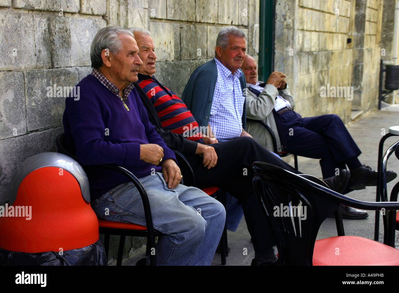 A group of elderly men converse at a cafe in Palazzolo Acreide. Southern  Sicily Italy Stock Photo - Alamy