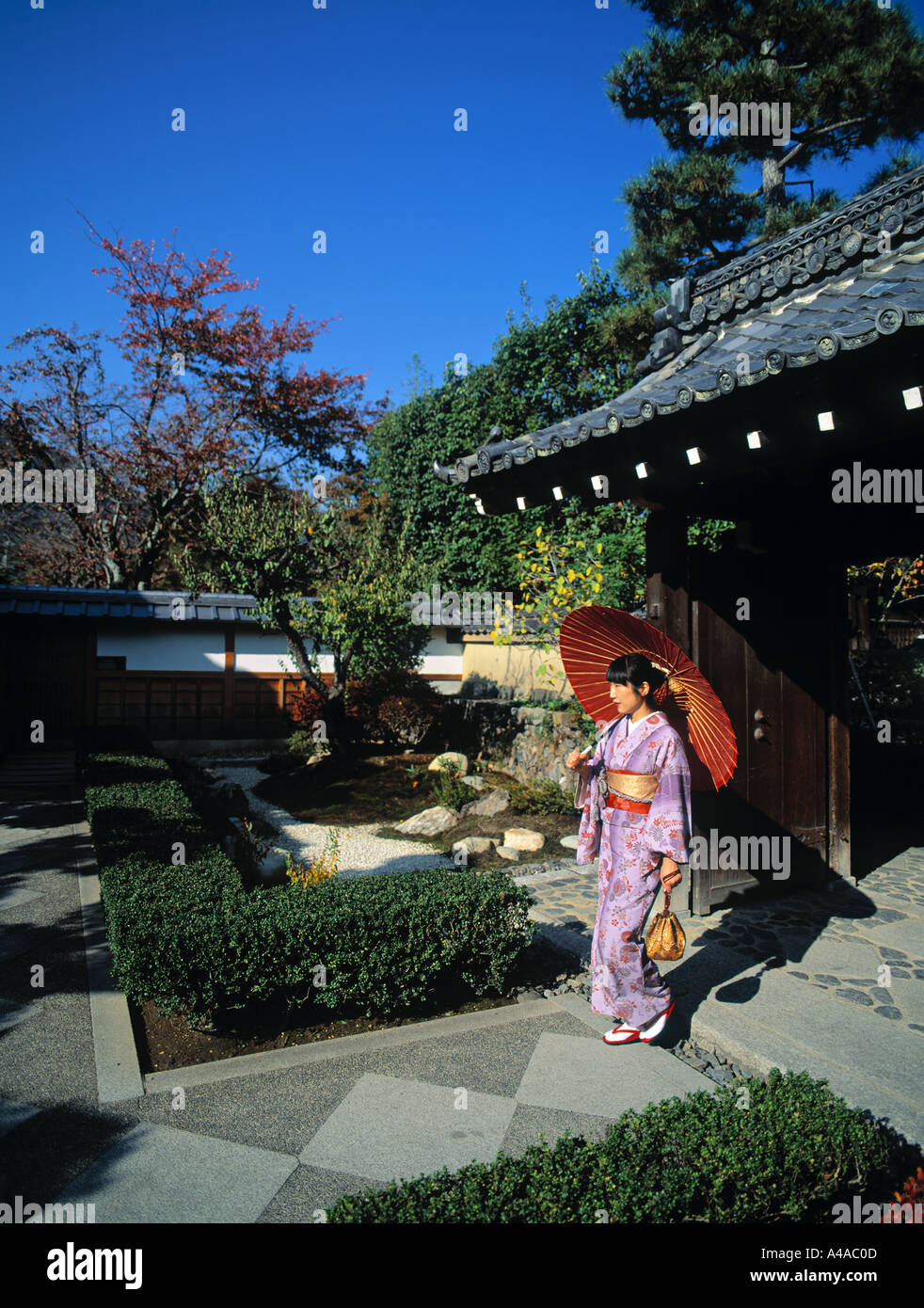 Japanese girl kimono hi-res stock photography and images - Alamy