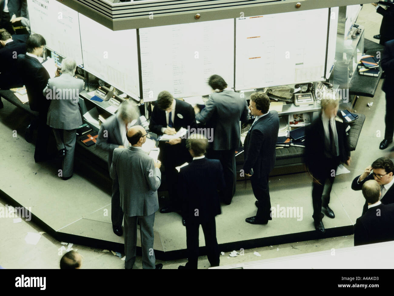 stock exchange london traders in front of index board before 1986 'Big Bang' Stock Photo