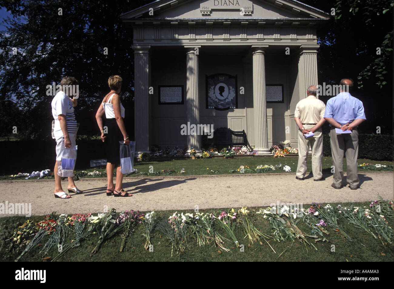 Visitors at shrine to Princess Diana on the Althorp Estate, Northamptonshire, England. Diana was a member of the Spencer family Stock Photo