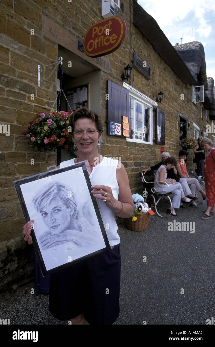 Woman visitor to Althrop Estate holding drawing of Diana, Princess of Wales. Diana was a member of the Spencer family. Stock Photo
