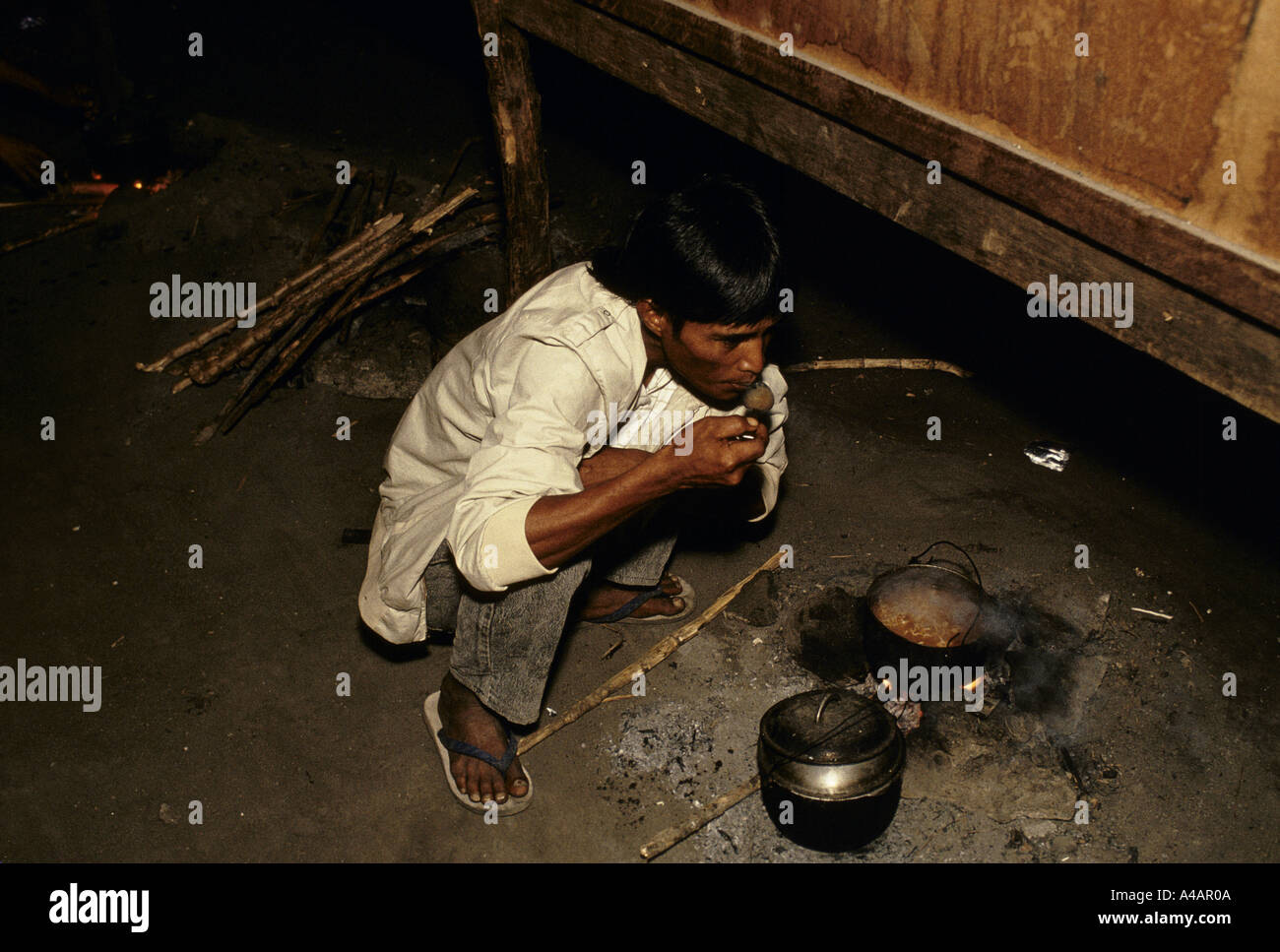 Seasonal migrant workers who do most of the sugar cane cutting live in squalid conditions, Hacienda Luisita, Philippines, 1991 Stock Photo