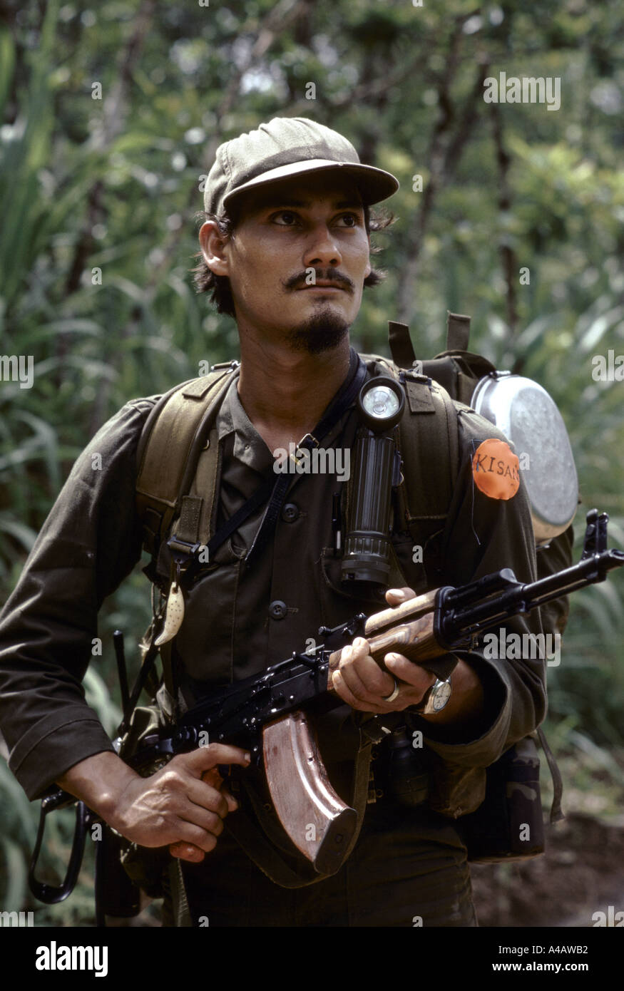 Kisan anti-Sandinista rebel Miskito Indian Contras preparing a raid across the Honduran border into Nicaragua, July 1986 Stock Photo
