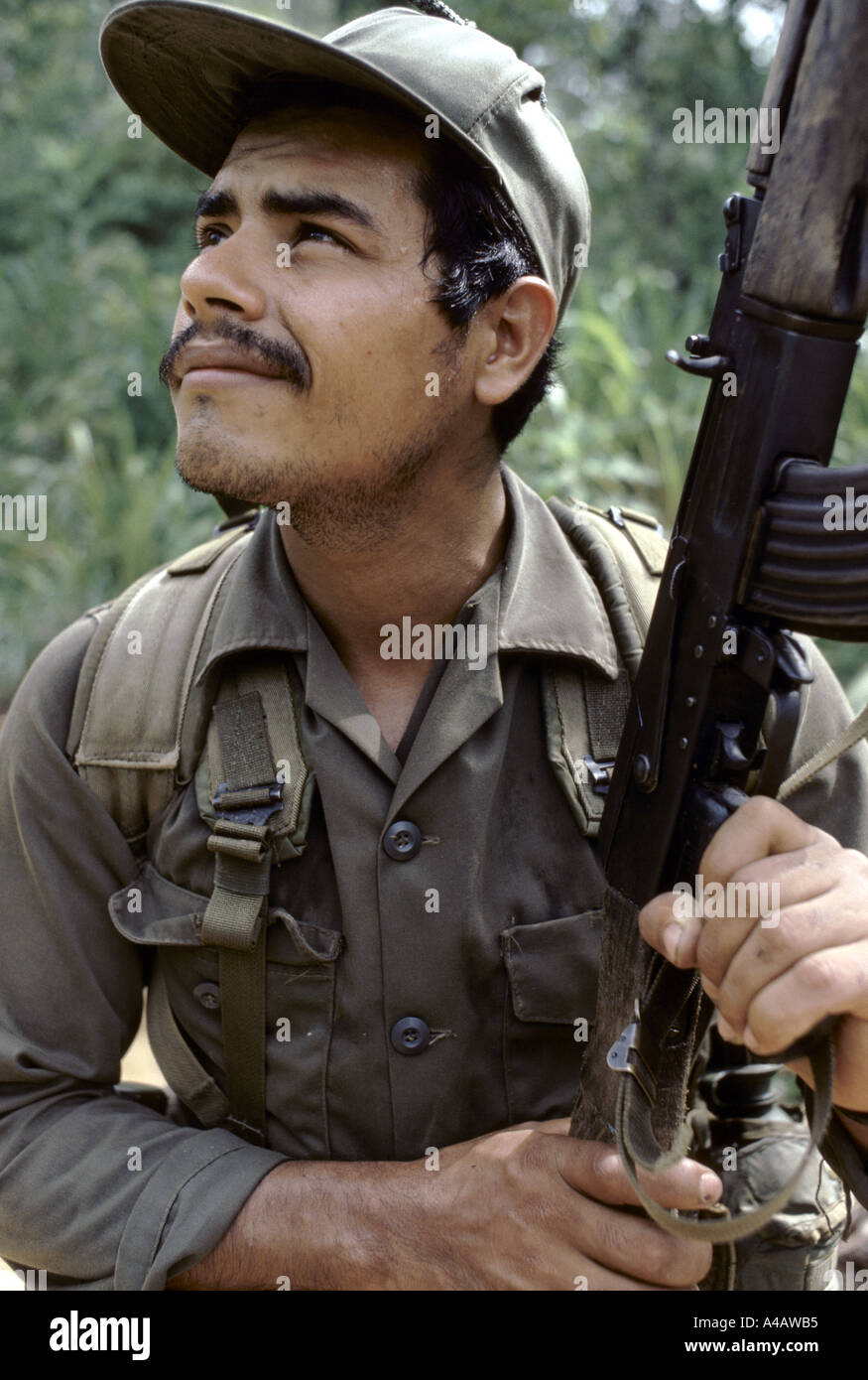 Kisan anti-Sandinista rebel Miskito Indian Contras preparing a raid across the Honduran border into Nicaragua, July 1986 Stock Photo