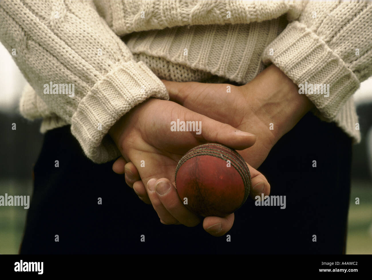 OXFORD UNIVERSITY CRICKET CLUB, OXFORD ENGLAND.  CLOSE UP OF CRICKETER'S HANDS HOLDING CRICKET BALL, Stock Photo