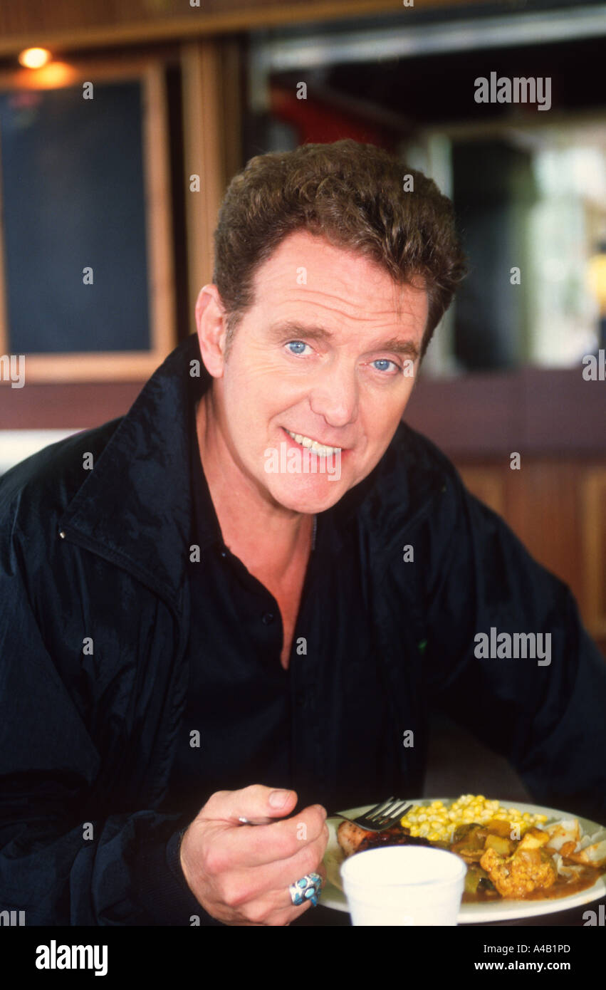 Rockstar Alvin Stardust eating a meal during a break from filming The Grimleys near manchester Stock Photo