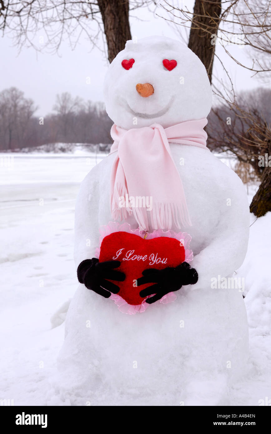 Hearts and Ivy スノーマン Smiling snowman with heart-shaped eyes holding a red heart with I