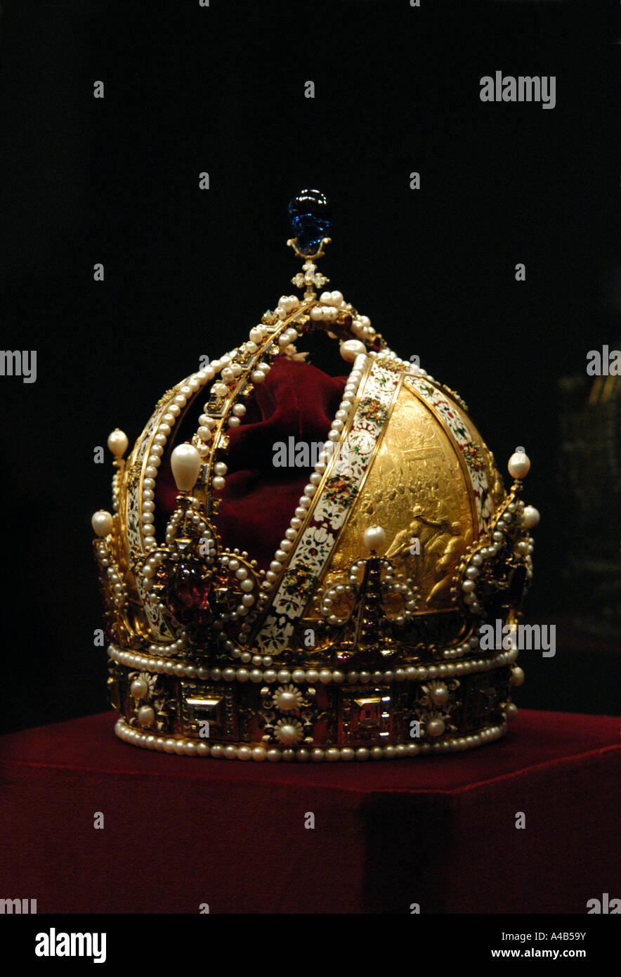 Golden crown of the Austro-Hungarian emperor Rudolf II in Hofburg Palace in Vienna, Austria Stock Photo