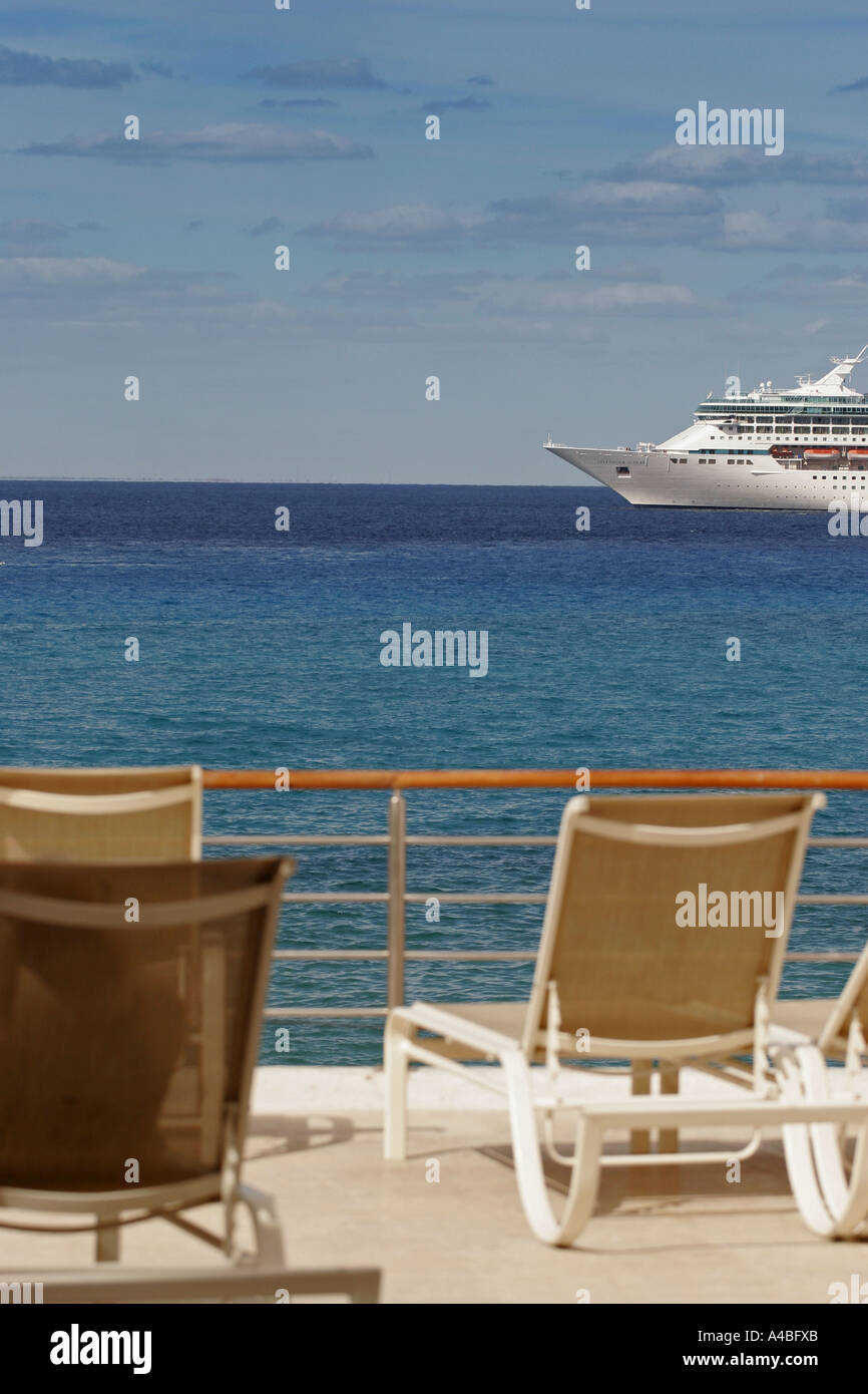 Ship deck horizon hi-res stock photography and images - Alamy