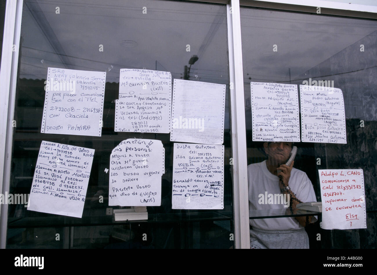 Earthquake in Colombia 1999  - messages taped to the window in the telephone office of La Tabaida town Stock Photo