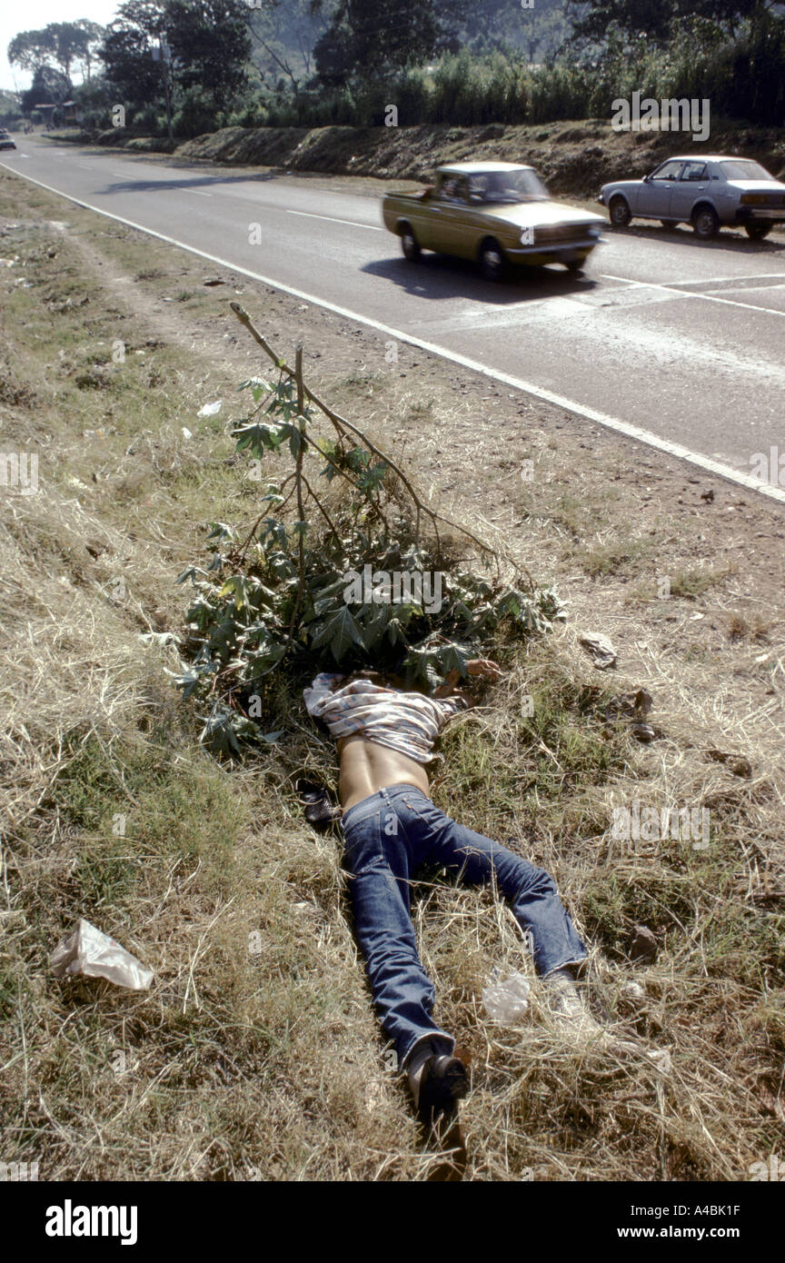 dead body on the side of the road victim of the instant judgement of the army el salvador Stock Photo