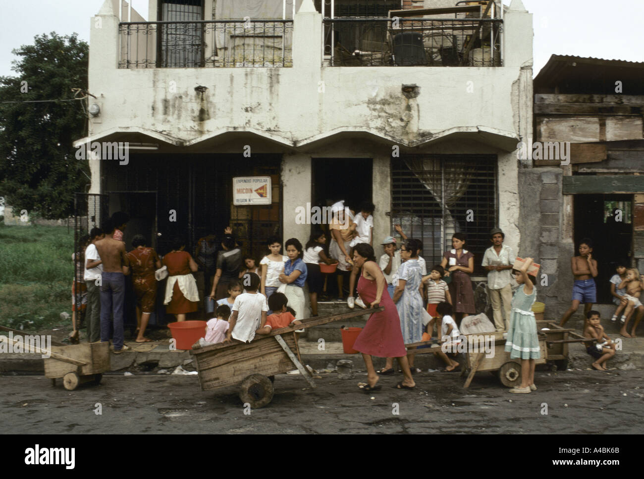 people outside a shop destroyed by earthquake managua nicaragua 1986 Stock Photo