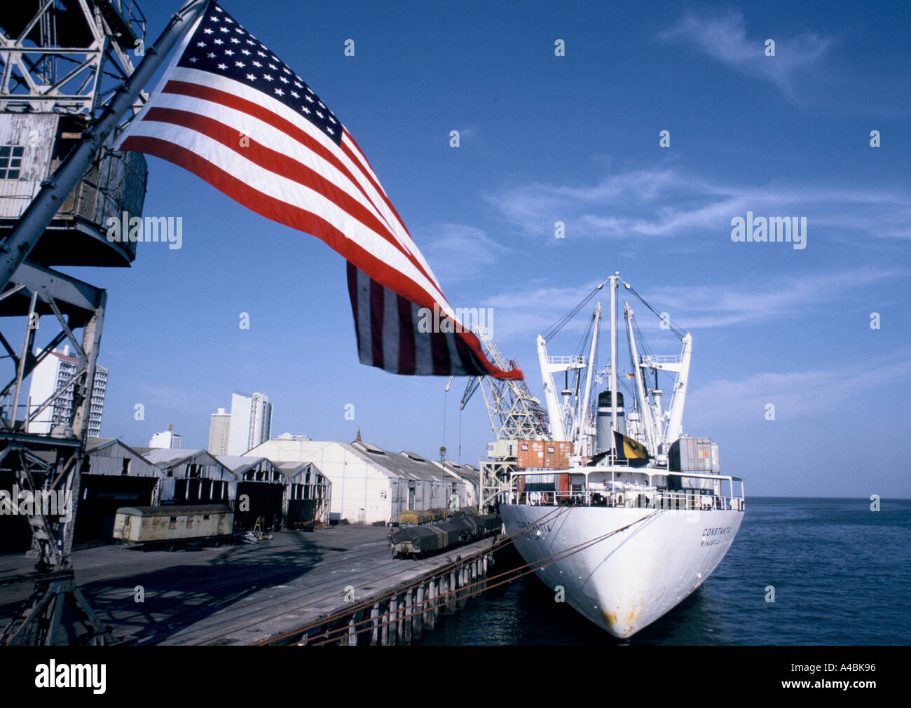 Ship with american flag hi-res stock photography and images - Alamy