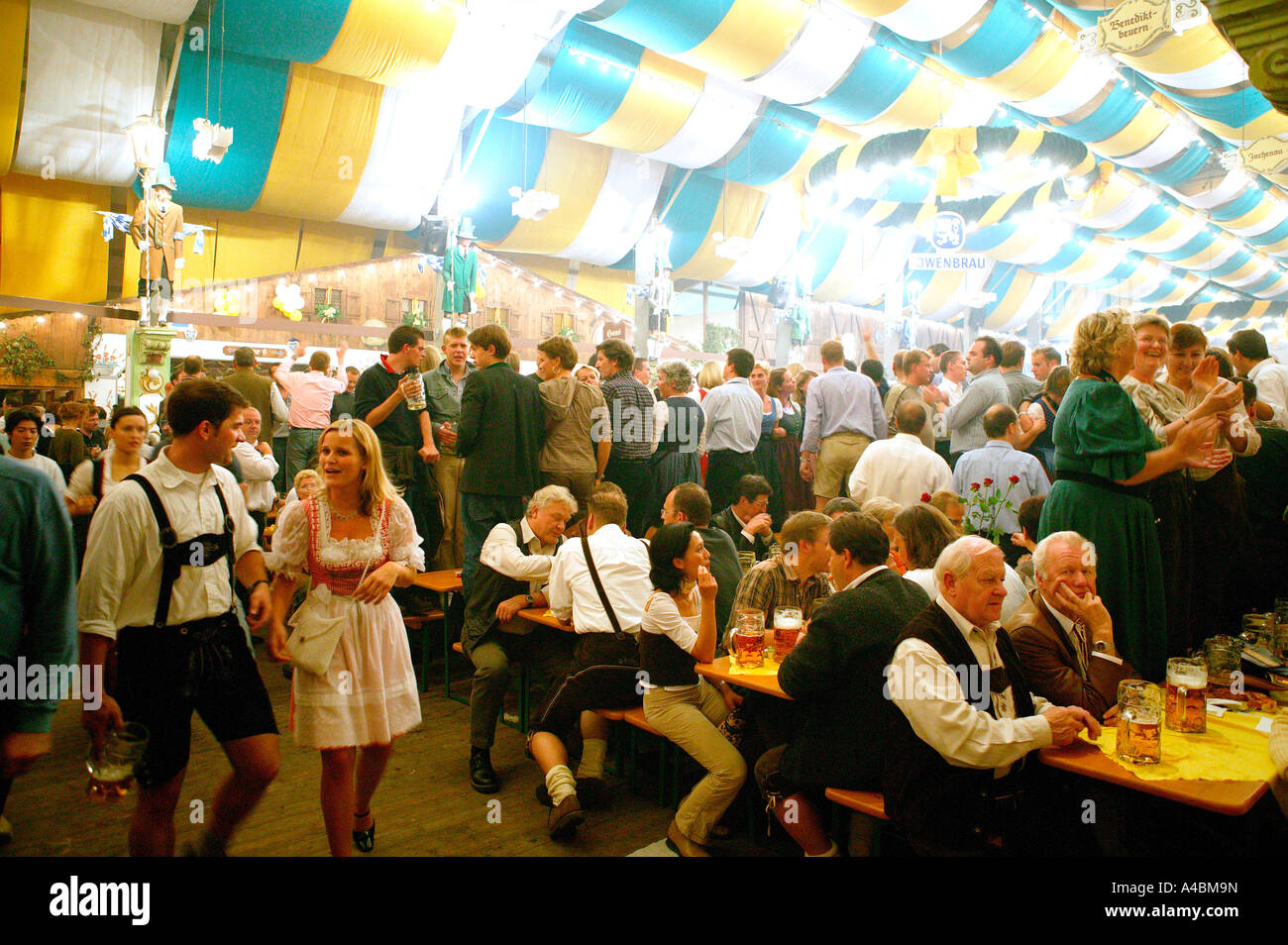 Froehliche Menschen im Bierzelt, Oktoberfest Muenchen, happy people in beer tent Oktoberfest in Munich Stock Photo