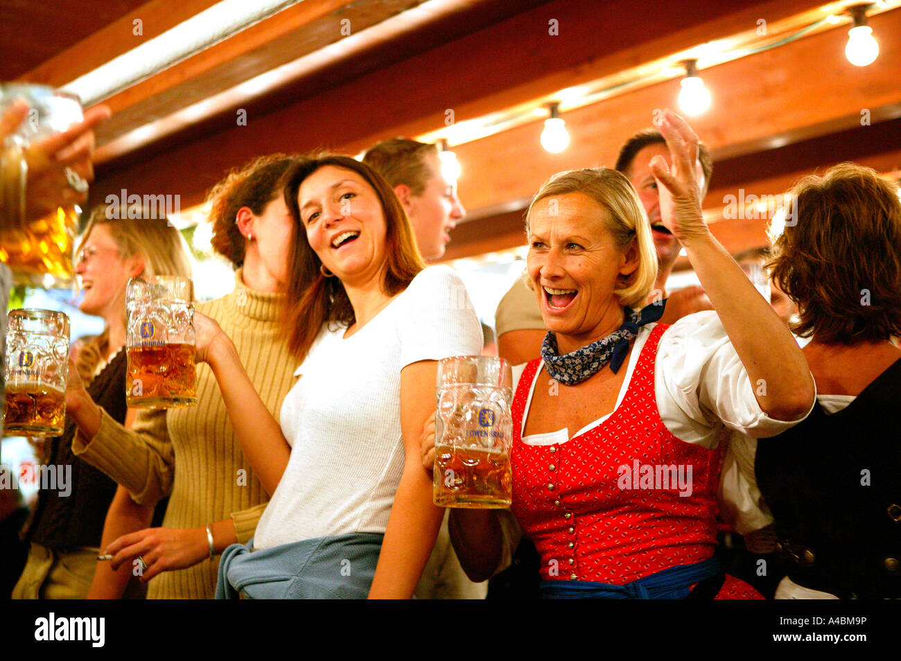 Froehliche Menschen im Bierzelt, Oktoberfest Muenchen, happy people in beer tent Oktoberfest in Munich Stock Photo
