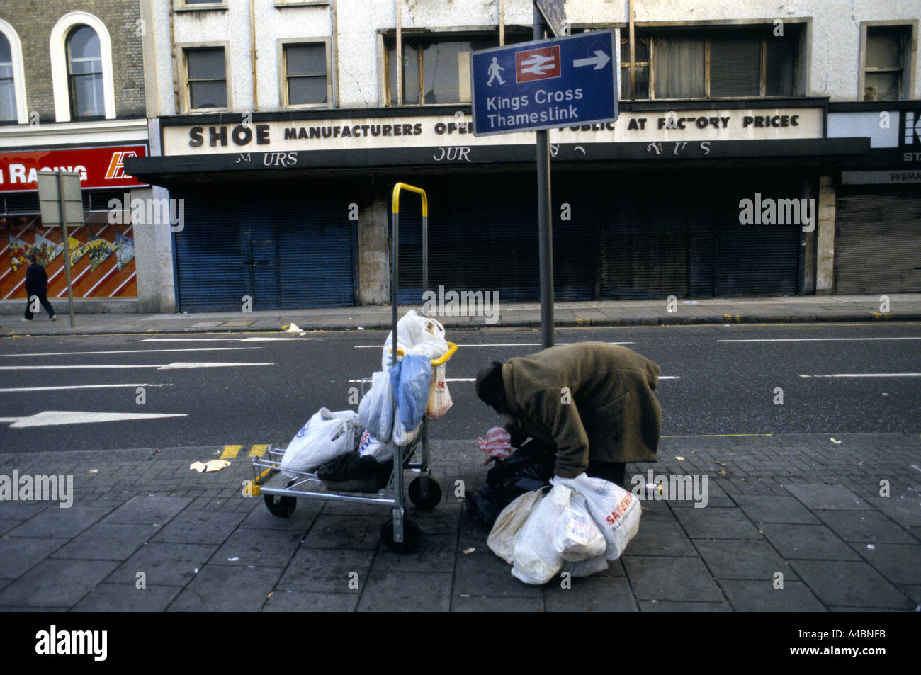 BAG MAN WITH LUGGAGE TROLLEY, KINGS CROSS, LONDON, ENGLAND  OCT 1992 Stock Photo